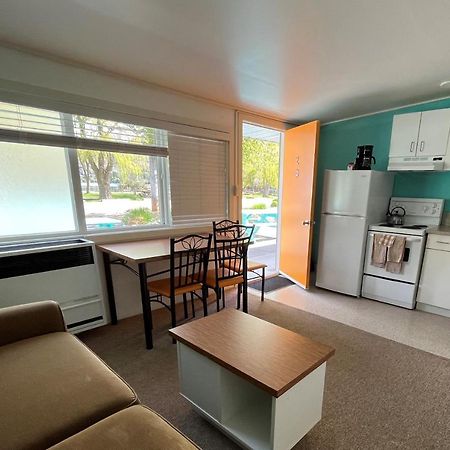 Holiday Beach Resort Motel Okanagan Falls Екстериор снимка