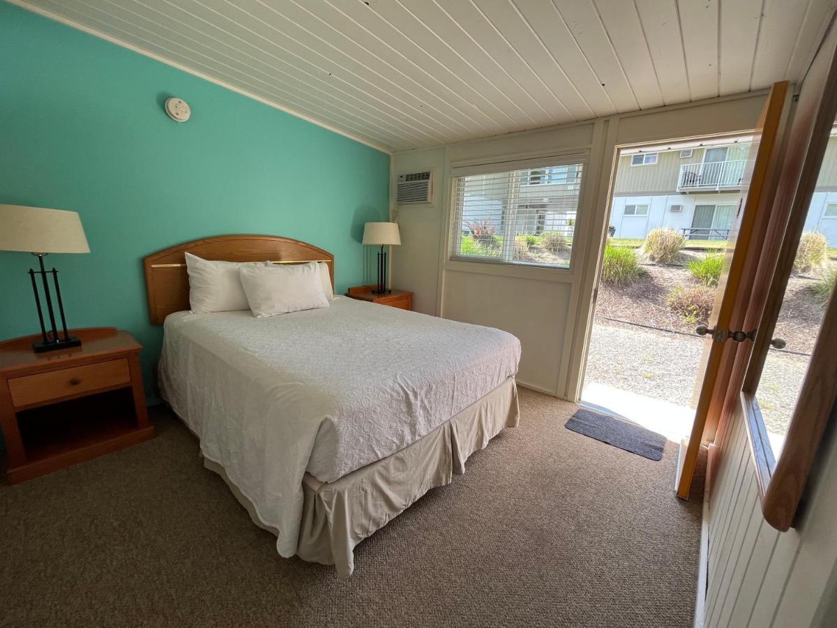 Holiday Beach Resort Motel Okanagan Falls Екстериор снимка