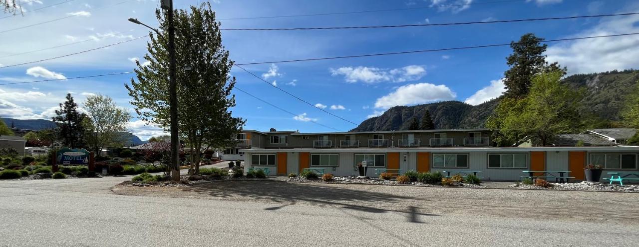 Holiday Beach Resort Motel Okanagan Falls Екстериор снимка