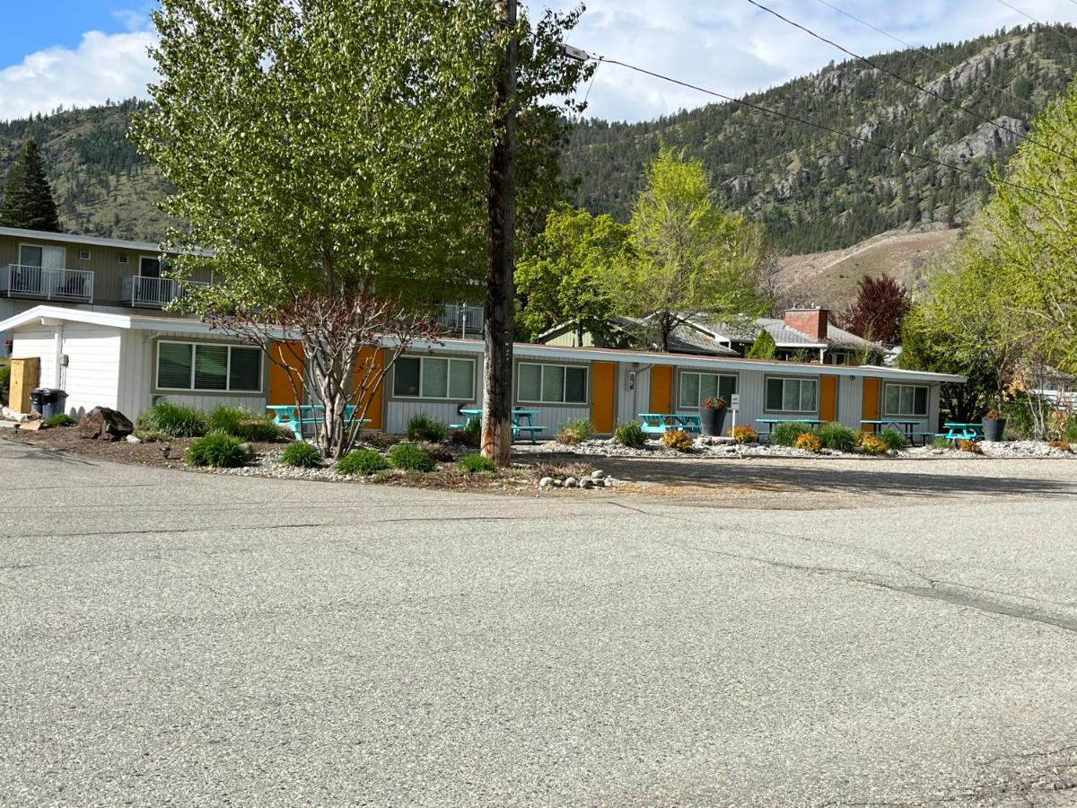 Holiday Beach Resort Motel Okanagan Falls Екстериор снимка