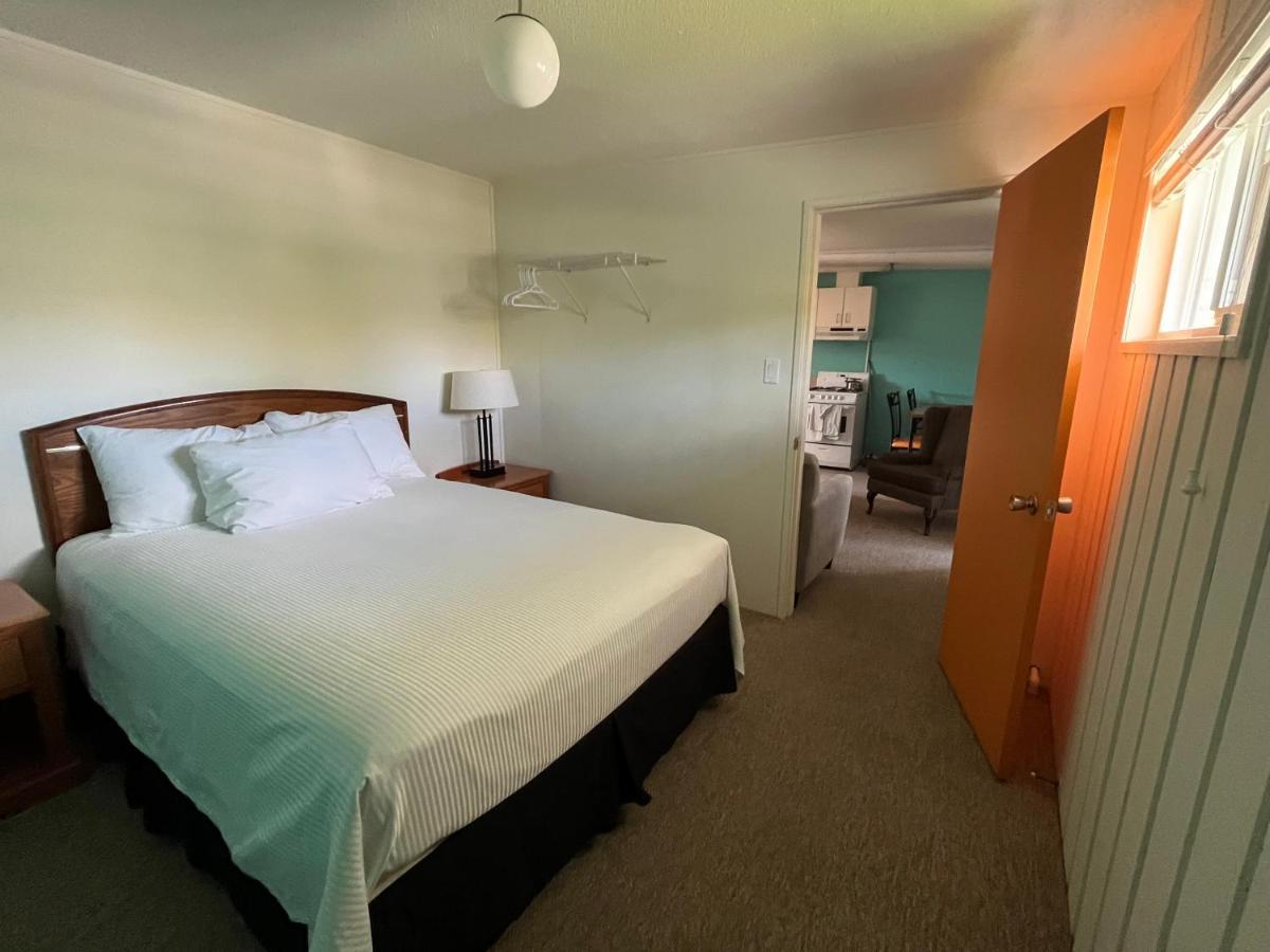 Holiday Beach Resort Motel Okanagan Falls Екстериор снимка