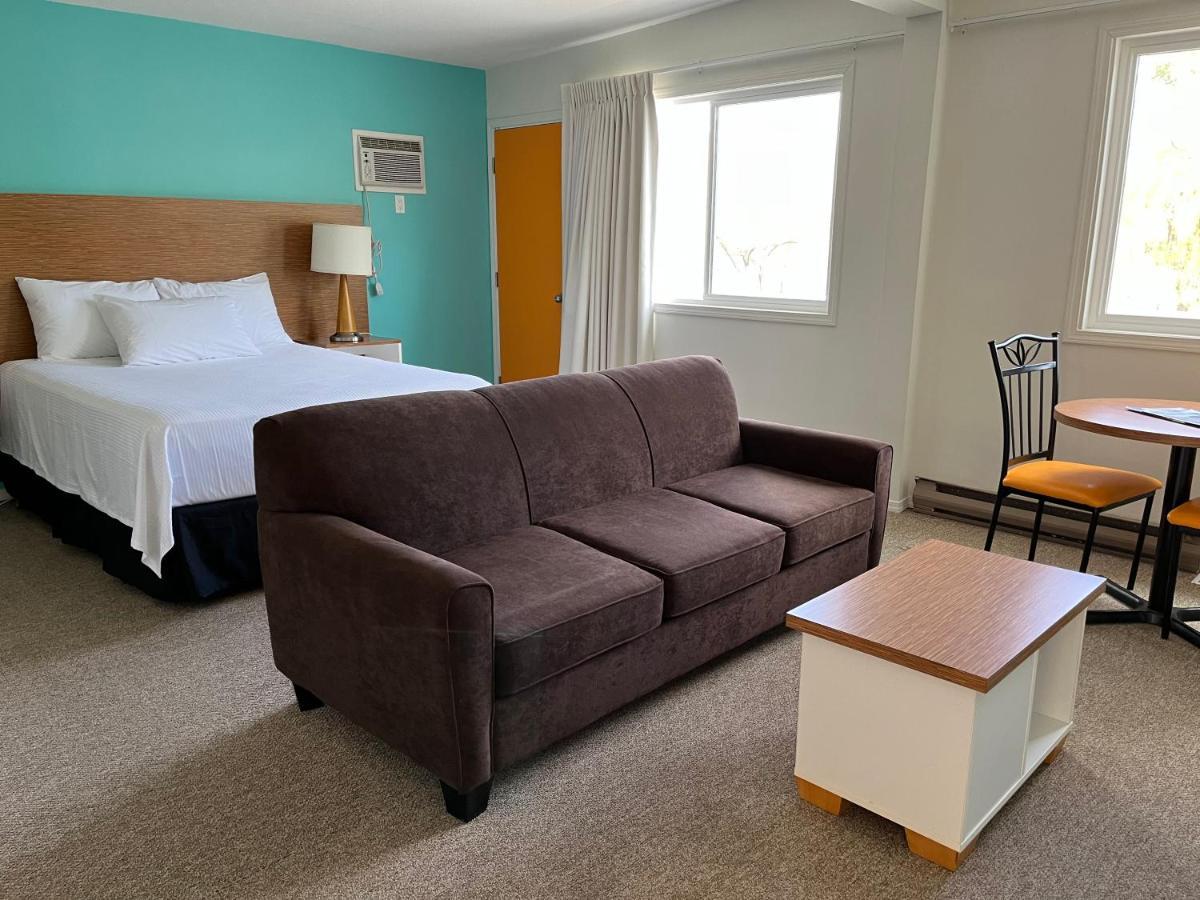 Holiday Beach Resort Motel Okanagan Falls Екстериор снимка