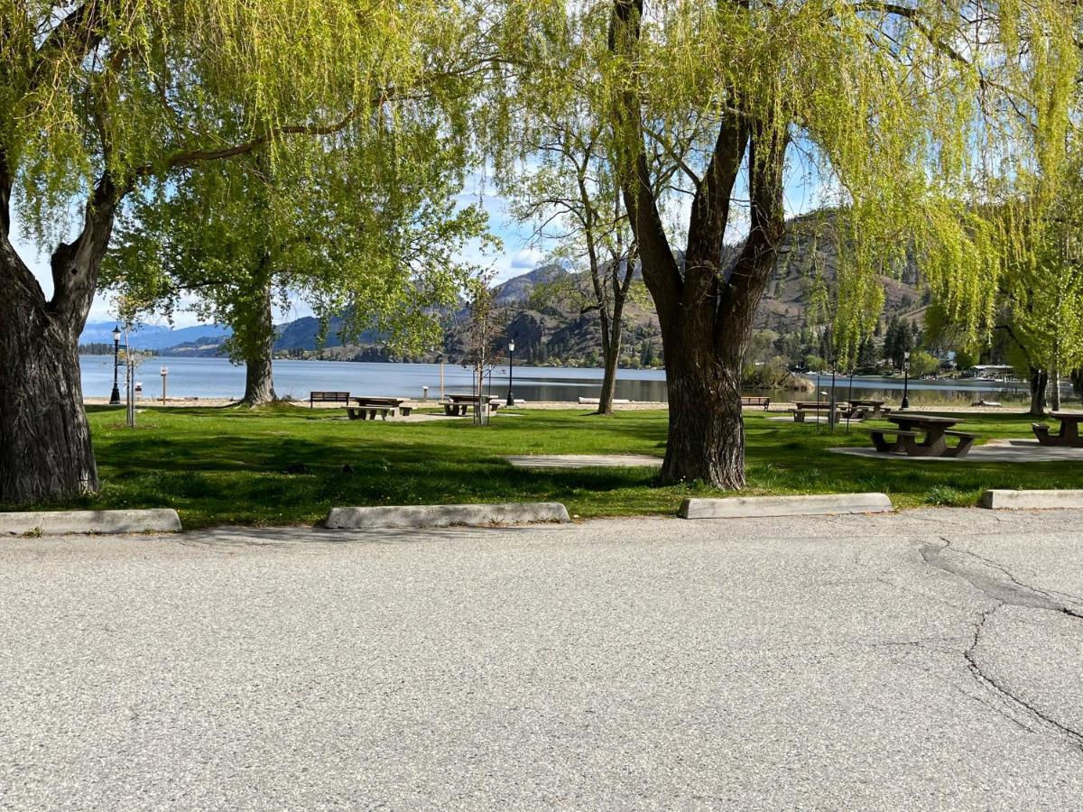 Holiday Beach Resort Motel Okanagan Falls Екстериор снимка