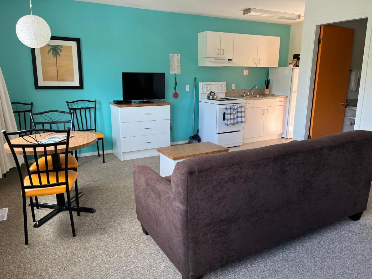 Holiday Beach Resort Motel Okanagan Falls Екстериор снимка