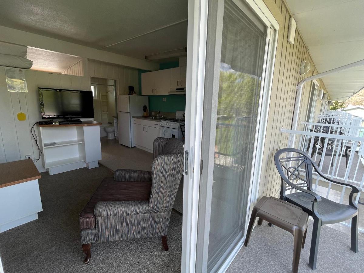 Holiday Beach Resort Motel Okanagan Falls Екстериор снимка