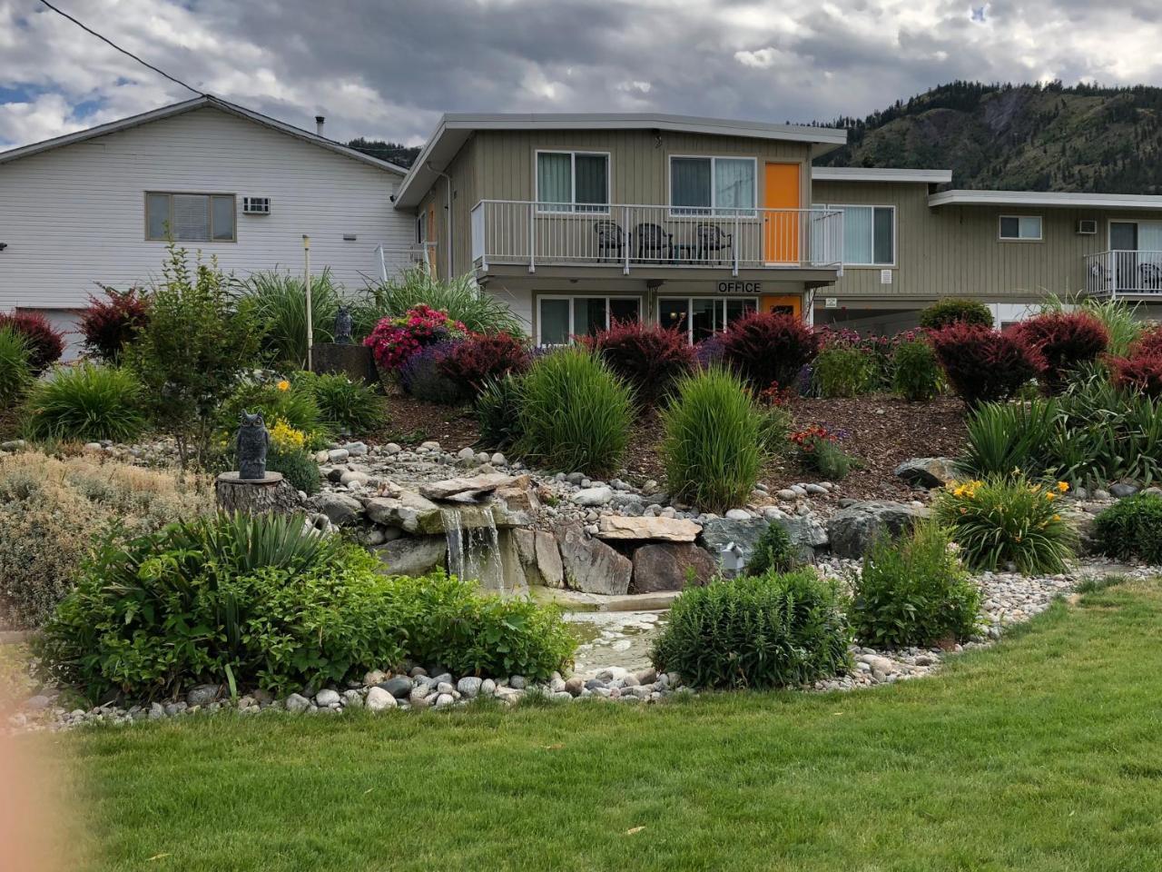 Holiday Beach Resort Motel Okanagan Falls Екстериор снимка