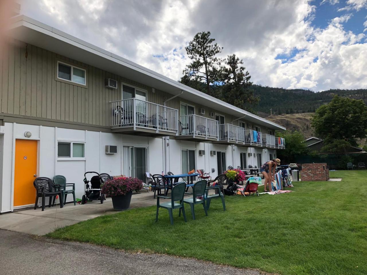Holiday Beach Resort Motel Okanagan Falls Екстериор снимка