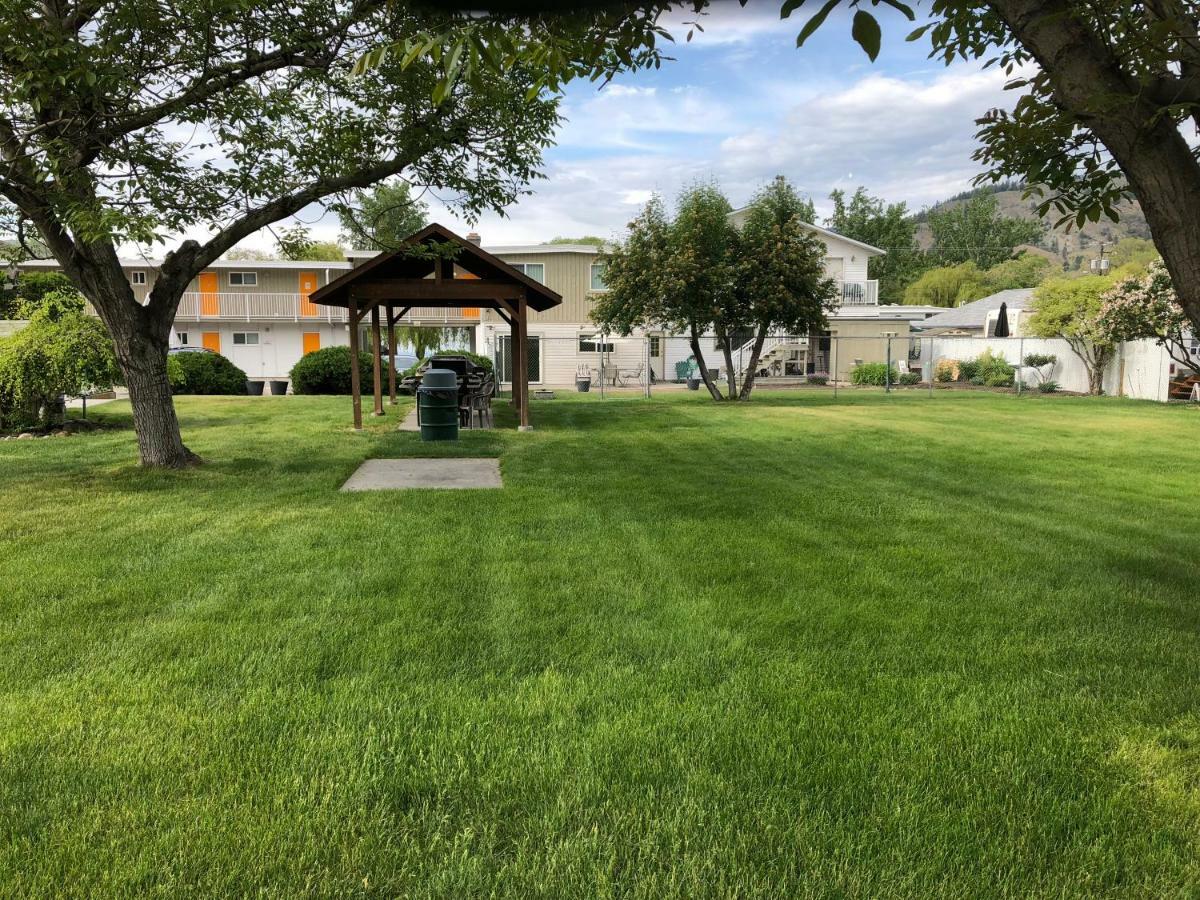 Holiday Beach Resort Motel Okanagan Falls Екстериор снимка