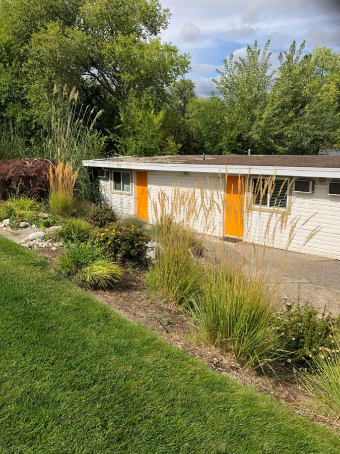 Holiday Beach Resort Motel Okanagan Falls Екстериор снимка
