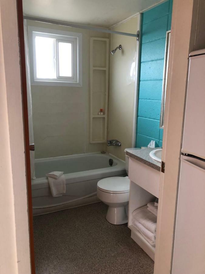 Holiday Beach Resort Motel Okanagan Falls Екстериор снимка