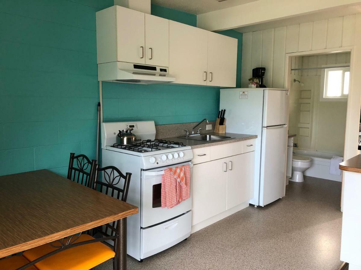 Holiday Beach Resort Motel Okanagan Falls Екстериор снимка