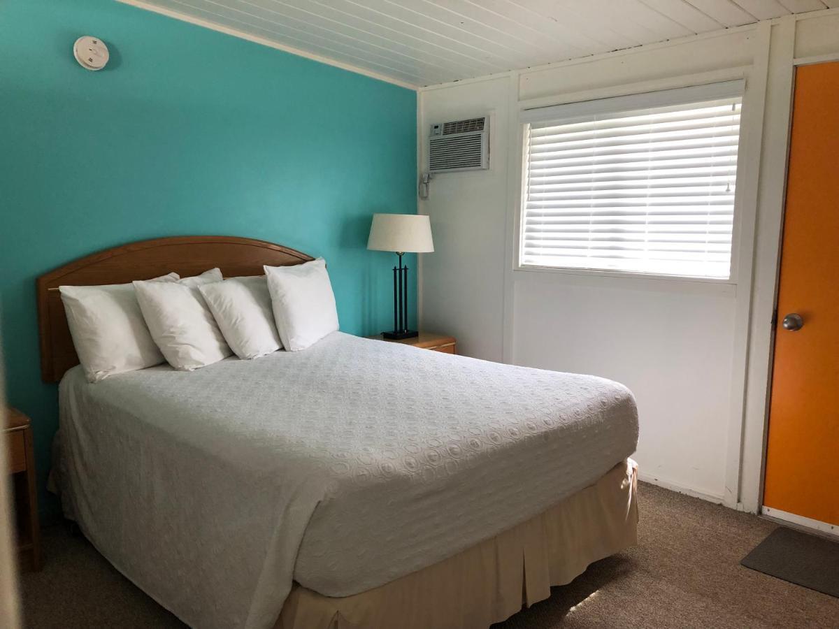 Holiday Beach Resort Motel Okanagan Falls Екстериор снимка