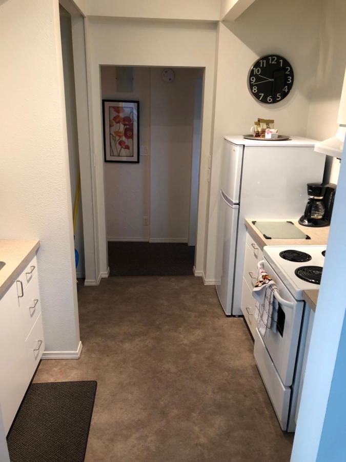 Holiday Beach Resort Motel Okanagan Falls Екстериор снимка