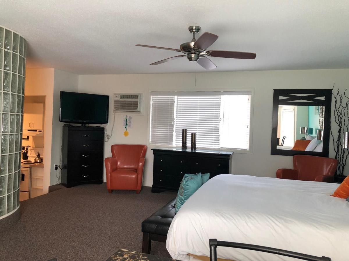 Holiday Beach Resort Motel Okanagan Falls Екстериор снимка