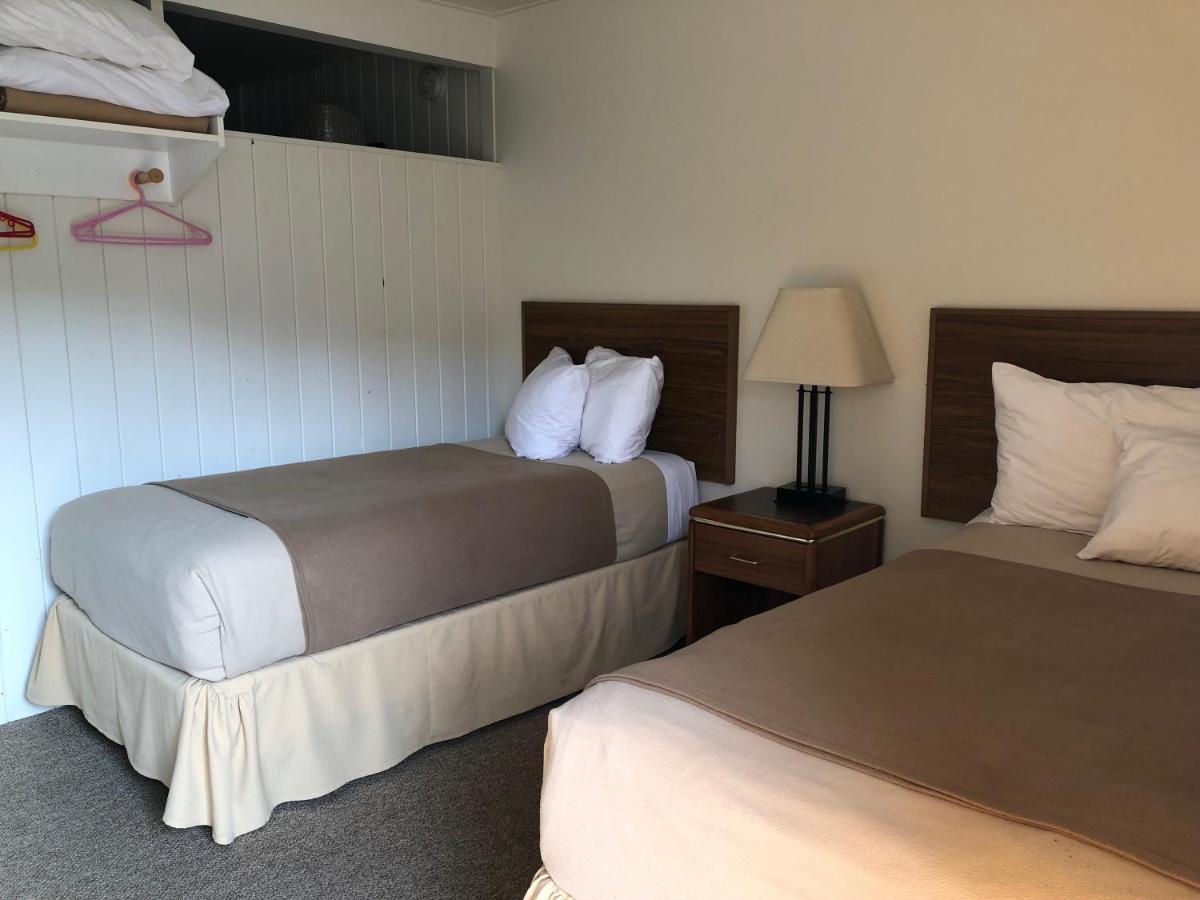 Holiday Beach Resort Motel Okanagan Falls Екстериор снимка