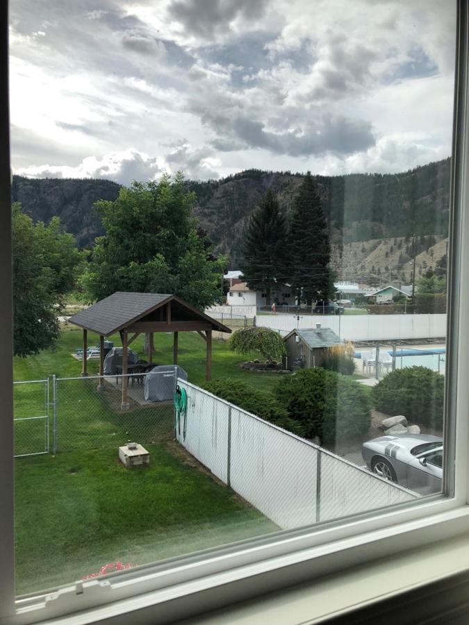 Holiday Beach Resort Motel Okanagan Falls Екстериор снимка