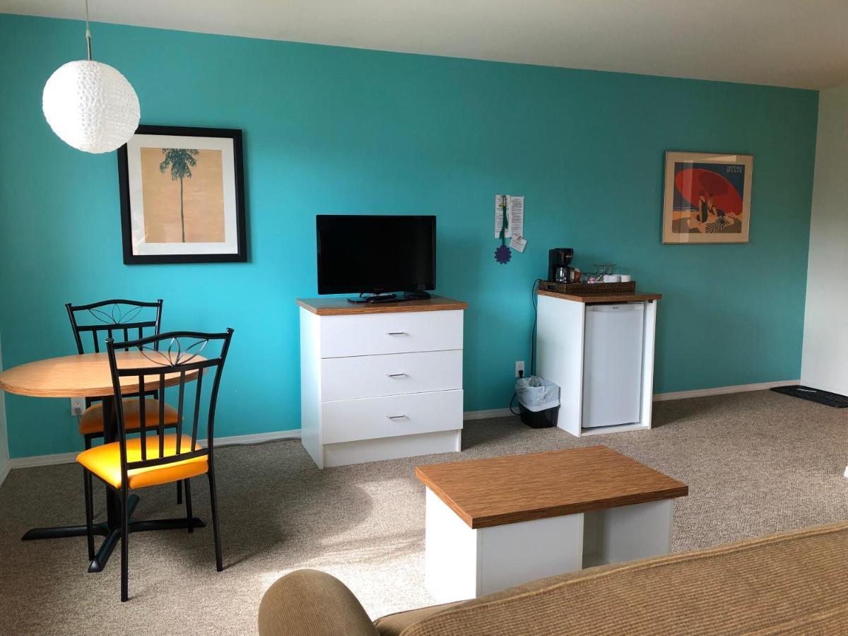 Holiday Beach Resort Motel Okanagan Falls Екстериор снимка