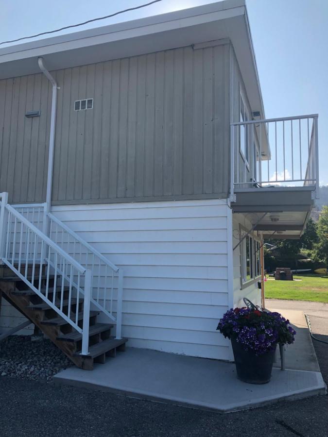 Holiday Beach Resort Motel Okanagan Falls Екстериор снимка