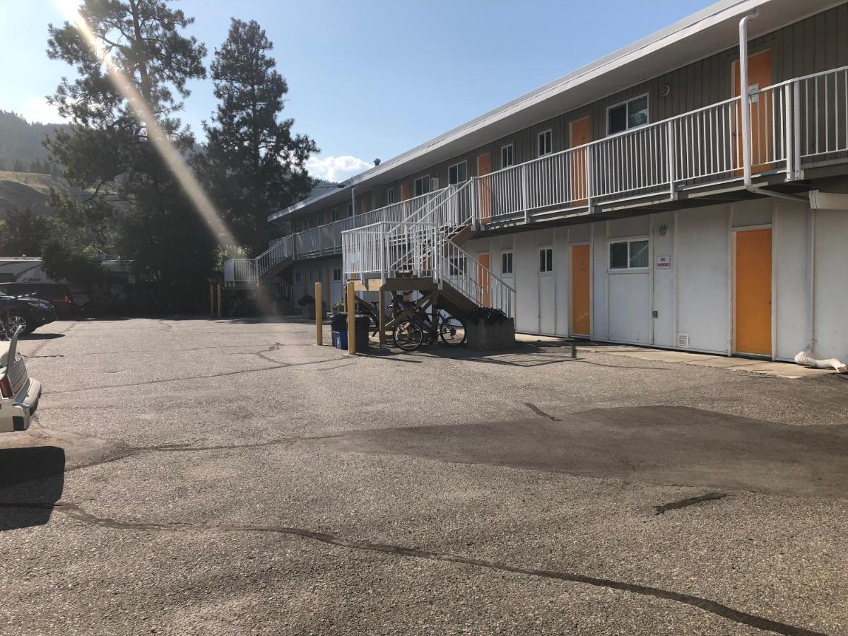 Holiday Beach Resort Motel Okanagan Falls Екстериор снимка