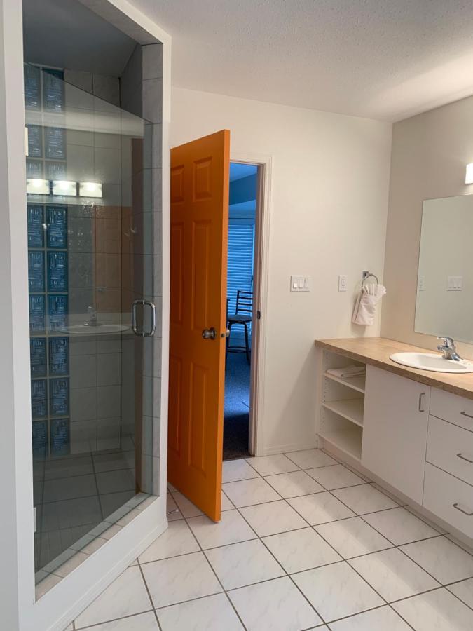 Holiday Beach Resort Motel Okanagan Falls Екстериор снимка