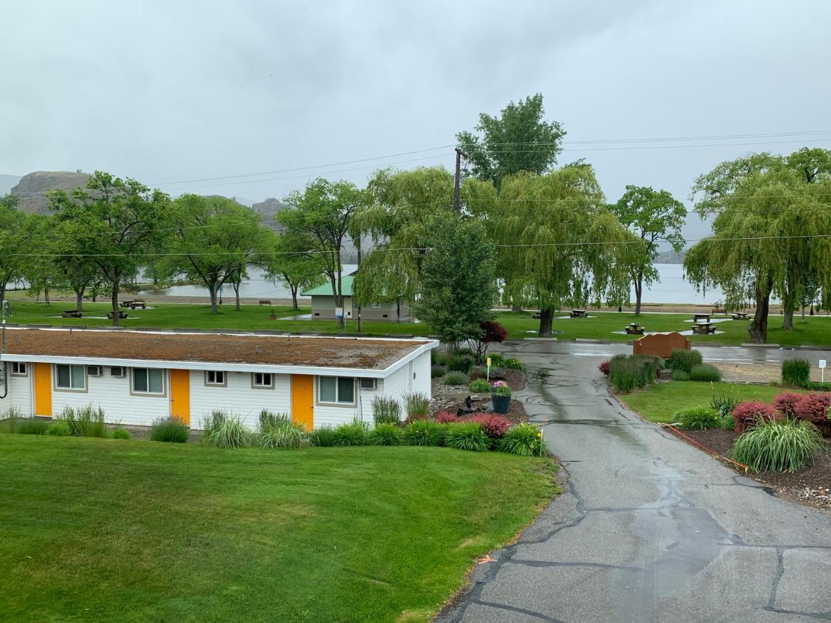 Holiday Beach Resort Motel Okanagan Falls Екстериор снимка